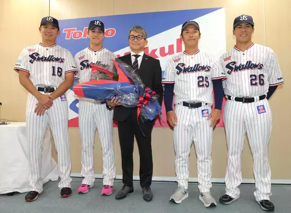 ヤクルト・石川雅規の引退会見に小川泰弘、奥川恭伸らがサプライズで登場　「もうキャッチボールできないのは本当に寂しい」と後輩たちが涙