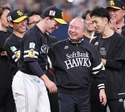 【ソフトバンク】球団６０年ぶり３連覇のビールかけ　小久保裕紀監督「あと２回ビールかけ、２つの山を登って完結する」ビール３０００本が一気に