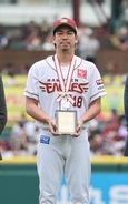 【楽天】 前田健太のＮＰＢ通算１００勝を表彰　８月に史上１４５人目の達成　日米通算は１６９勝
