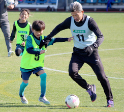 カズ、小学生とトレーニングイベント　プロ４１年目へ「チームが決まれば、チームのトレーニングも始まる。いい準備をするだけ」