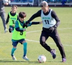 カズ、小学生とトレーニングイベント　プロ４１年目へ「チームが決まれば、チームのトレーニングも始まる。いい準備をするだけ」