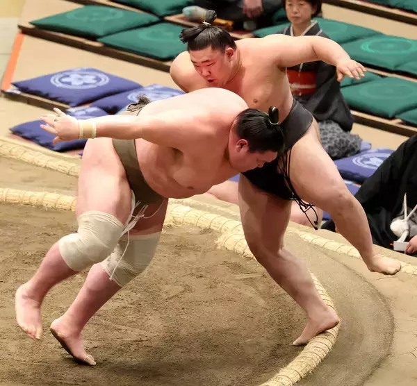 ２回の待った後、矢後が土俵際のはたき込みで黒星　取組後は審判部に呼び出し