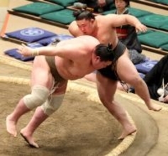 ２回の待った後、矢後が土俵際のはたき込みで黒星　取組後は審判部に呼び出し