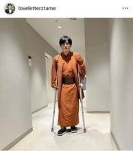 前キングオブコント王者「ラブレターズ」溜口佑太朗が両足肉離れ　松葉づえ姿で「誕生日と本厄は本厄の勝ち」