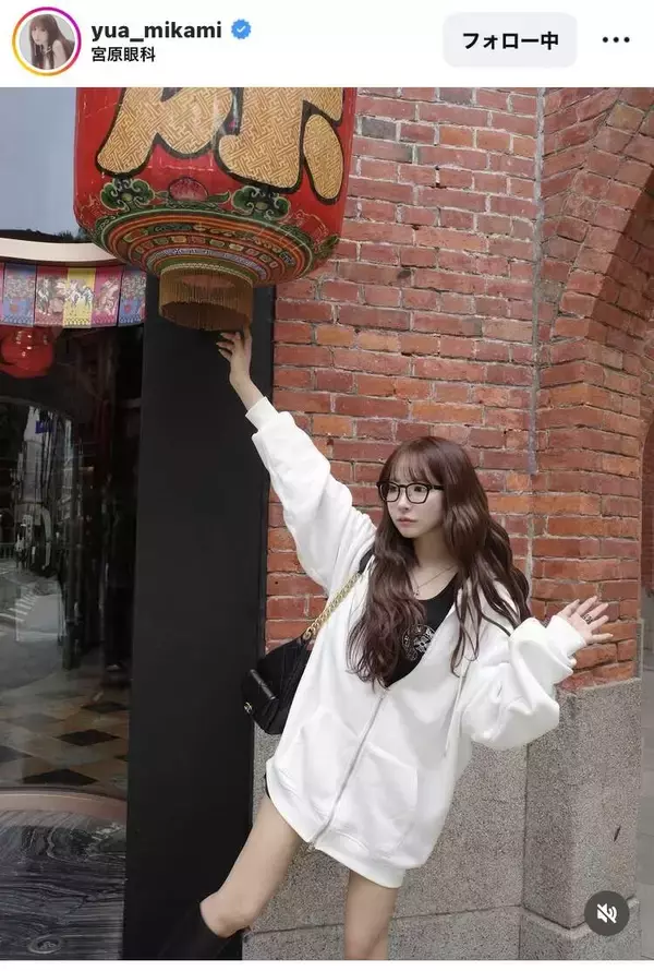 三上悠亜、店名が眼科？！のスイーツ店　美スタイル映える白ロングパーカー姿で台湾の街を満喫