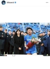 “笑わない男”稲垣啓太の１５０試合セレモニーで２ショット　モデル妻・稲垣貴子「胸がいっぱいになりました」