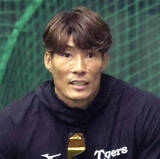 「【阪神】“特命コーチ”の糸井嘉男ＳＡが沖縄・宜野座キャンプに合流、黒い大縄を右肩に巻きつけて…」の画像1