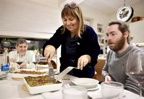 ミラノ五輪担当記者日記　戸惑いと喜び生活者の五輪　ラザニアと自家製ティラミスを囲んで祭典談義