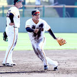 「【巨人】ハッスル石塚裕惺、サードで土まみれ…坂本勇人と三塁シートノック競演」の画像1