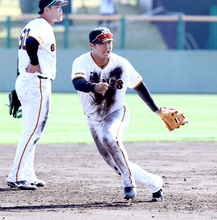【巨人】ハッスル石塚裕惺、サードで土まみれ…坂本勇人と三塁シートノック競演