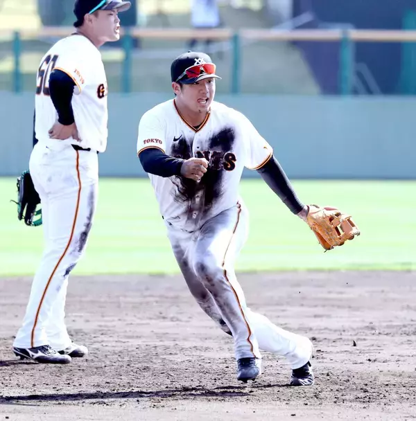 【巨人】ハッスル石塚裕惺、サードで土まみれ…坂本勇人と三塁シートノック競演