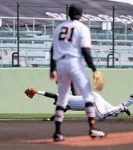 【巨人】「４番・サード」石塚裕惺、いきなり横っ飛び美技…ドラ１・竹丸救った