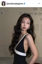 ＢＬＡＣＫＰＩＮＫ・ジェニー、胸元ざっくり＆美背中あらわなドレスアップ姿にファンＫＯ寸前「やばい！」「セクシーでクレイジー」