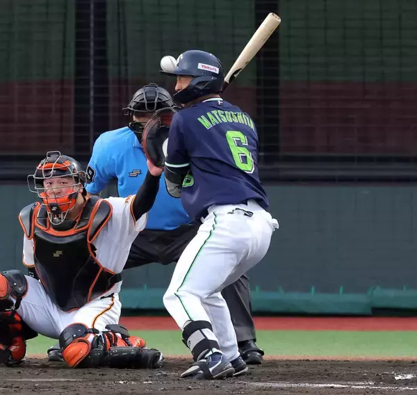 【巨人】西舘勇陽が頭部死球で危険球退場　ヤクルト・松下は動けず担架で運ばれる　まさかのアクシデントに球場騒然…橋上監督代行は帽子をとって謝罪
