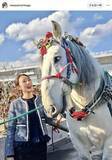 「白石まるみ長女・守永真彩、「神馬」との写真が「最高の笑顔」「縁起良い写真ですね」」の画像1