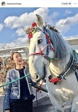 白石まるみ長女・守永真彩、「神馬」との写真が「最高の笑顔」「縁起良い写真ですね」