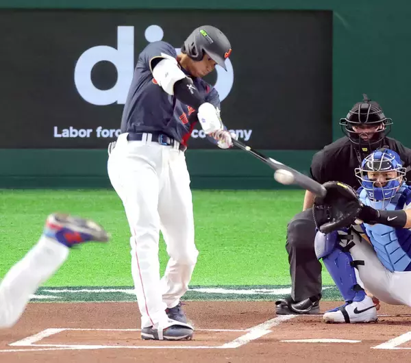 大谷翔平、初球いきなり弾丸二塁打　即「お茶たてポーズ」　打球速度１８８．５キロに東京ドーム大歓声　ＷＢＣ連覇へ初戦の台湾戦