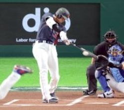 大谷翔平、初球いきなり弾丸二塁打　即「お茶たてポーズ」　打球速度１８８．５キロに東京ドーム大歓声　ＷＢＣ連覇へ初戦の台湾戦