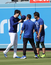 ロバーツ監督　佐々木朗希に“異例”のジェスチャー指導　試合中に助言「注意しておくべき…」　翌２６日に登板、今季初勝利なるか