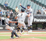 「【高校野球】白樺学園６試合で１失策の堅守で全戦１度もリード許さず北北海道の頂点に　ピンチで村端勇心主将を奮い立たせた帽子のツバに書かれた仲間の言葉」の画像1