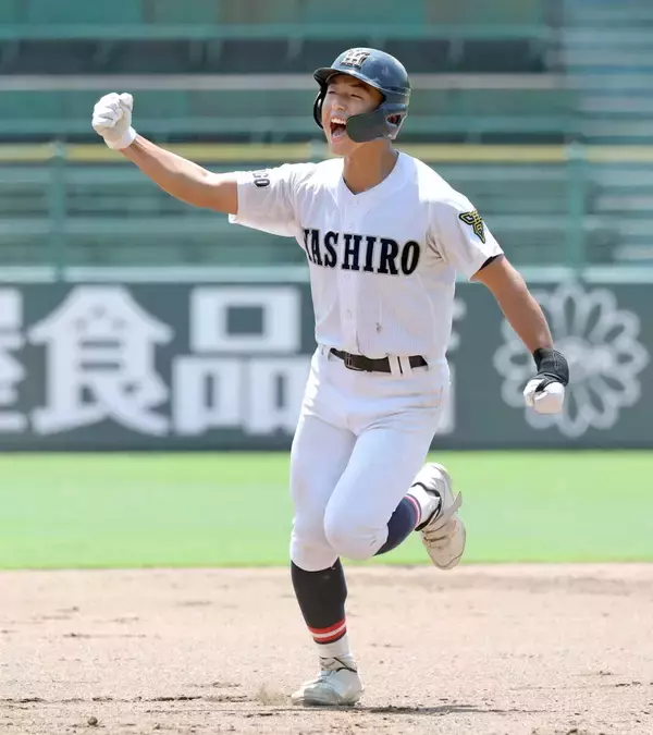 【高校野球】社が明石商を下し３年ぶり甲子園出場…４番・小倉臣斗が８回劇的逆転２ラン「僕が決めないといけない」