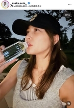 ４９歳・瀬戸朝香、ノースリーブコーデのプライベート姿披露！「可愛い美しい」「様になります」