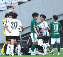 東京ダービーで痛恨　東京Ｖ染野唯月が一発退場　ＦＣ東京の稲村隼翔への危険タックル