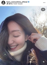 松島花　ネイビーのダッフルコート×白タートルネックコーデが可愛い！