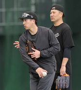 【巨人】大勢のブルペン入りに田中将大、則本昂大らが熱視線　ＷＢＣ球で１２球