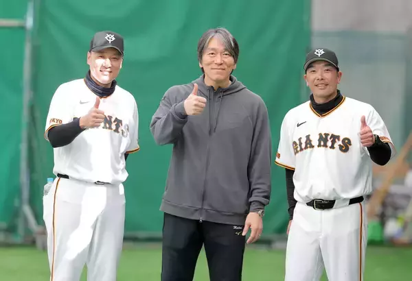 【巨人】通算１５３９発の豪華レジェンドトリオが超貴重スリーショット　宮崎キャンプ最終日に撮影