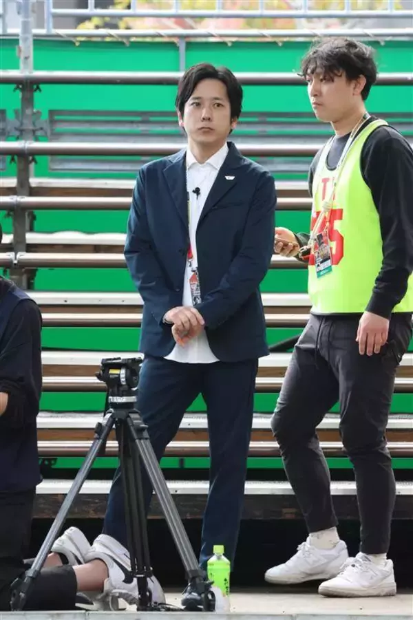 嵐・二宮和也が侍ジャパン強化合宿を“サプライズ”訪問！　大歓声の中ブルペンへ　