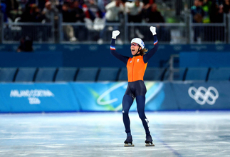 【五輪】岡崎朋美さん「私には衝撃的」「何の競技だろう！？」　“氷上の大運動会”マススタート　男子は４０歳オランダ選手が独走金メダル　ラスト直線はセルフ拍手で万歳フィニッシュ　