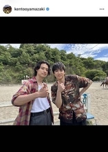 「イケメンがそろうと圧がすごい」山﨑賢人、人気俳優同士の２ショにファンくぎ付け！「熱い２人」「笑顔可愛すぎ」