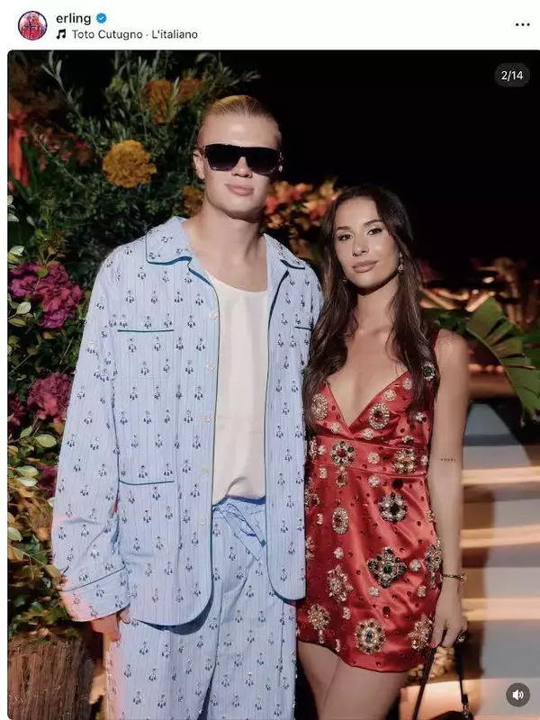 「オーマイガー」怪物ハーランド、胸元ぱっくり恋人と情熱キスショット！「とても美しい愛」「非現実的な美しさ」