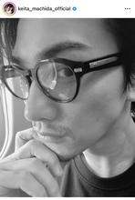 「これってマッチーなの？」町田啓太、雰囲気ガラリ！髭×縁メガネのモノクロショット「顔面が美しい」「髭生えてるー！！」