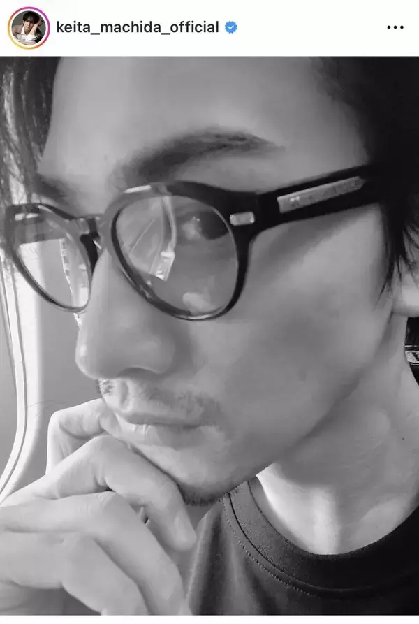 「これってマッチーなの？」町田啓太、雰囲気ガラリ！髭×縁メガネのモノクロショット「顔面が美しい」「髭生えてるー！！」