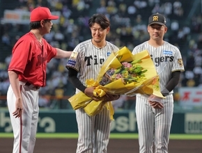 【広島】大瀬良大地「目に焼き付けた」１３年ドラフト１位同期の阪神・岩貞祐太が引退登板　花束を手渡す「１年でも長く野球をやれるように頑張りたい」