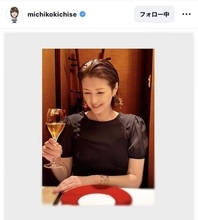 「今年初の上海蟹」吉瀬美智子、上品なオフショットに「綺麗すぎる　雑誌の１ページみたい」「髪型お似合いです」