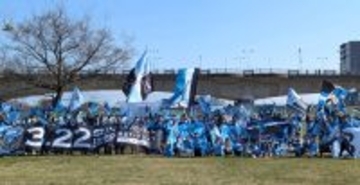 Ｊ１川崎　サポーター２３８人が２２日横浜ＦＭ戦・国立開催をＰＲ…多摩川河川敷から乗客にフラッグで告知のユニークイベント