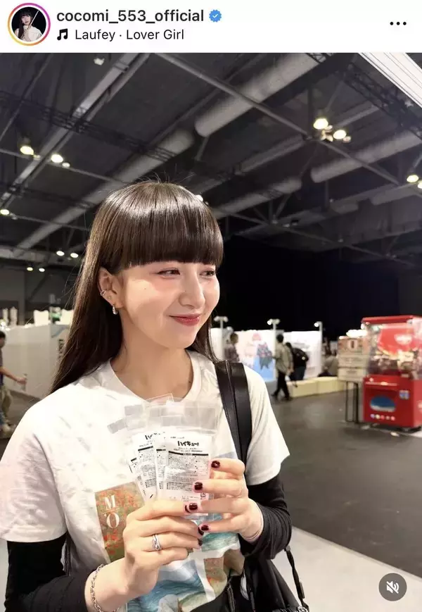 Ｃｏｃｏｍｉ、大人気アニメのグッズに笑顔「買ってる私が幸せそう」