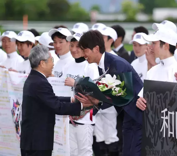 今春調教師転身の和田竜二元騎手が京都競馬場で引退式　「騎手の皆様が喜んでくれるような、ずっぶい馬を作りたい」と会場沸かす