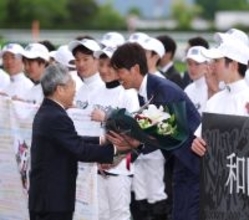 今春調教師転身の和田竜二元騎手が京都競馬場で引退式　「騎手の皆様が喜んでくれるような、ずっぶい馬を作りたい」と会場沸かす