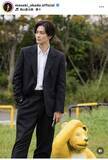 「岡田将生＆中条あやみ、スーツ姿で公園に降臨！「団地にこんな方々現れたら…」「素敵なオフショ」ドラマで共演中」の画像1