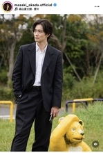 岡田将生＆中条あやみ、スーツ姿で公園に降臨！「団地にこんな方々現れたら…」「素敵なオフショ」ドラマで共演中