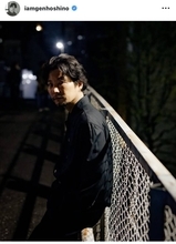 星野源、大人の色気あふれる黒髪＆ひげ姿！夜の街に溶け込むオールブラックコーデに「いいね！」殺到