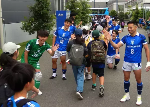 Ｆリーグ立川、地元小学校２校がホームゲームに全校応援！メットライフ生命との「共創プロジェクト」第１弾は大盛況
