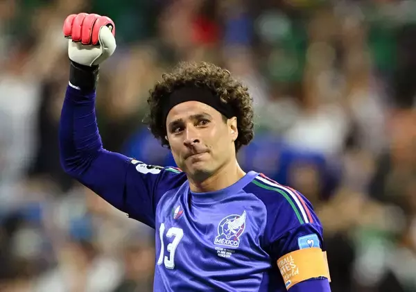 メキシコ４０歳ＧＫオチョア「キャリアの素晴らしい最終章になった」Ｗ杯４大会連続出場を胴上げで祝われる…自国で歓喜の１２分間プレー