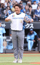 【日本ハム】エスコン仰天！？松坂大輔氏が日本ハムユニで始球式「僕がファイターズのユニホームを着たいって言いました」