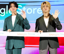 Ｋｉｎｇ＆Ｐｒｉｎｃｅ　最新ＡＩ体験「わくわくドキドキ」…テープカットで左利きの永瀬廉に高橋海人がペース合わせる