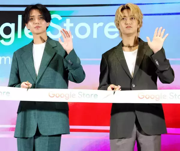 Ｋｉｎｇ＆Ｐｒｉｎｃｅ　最新ＡＩ体験「わくわくドキドキ」…テープカットで左利きの永瀬廉に髙橋海人がペース合わせる
